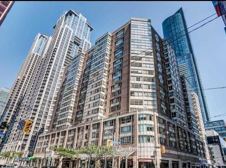 711 Bay St, unit 417 for rent