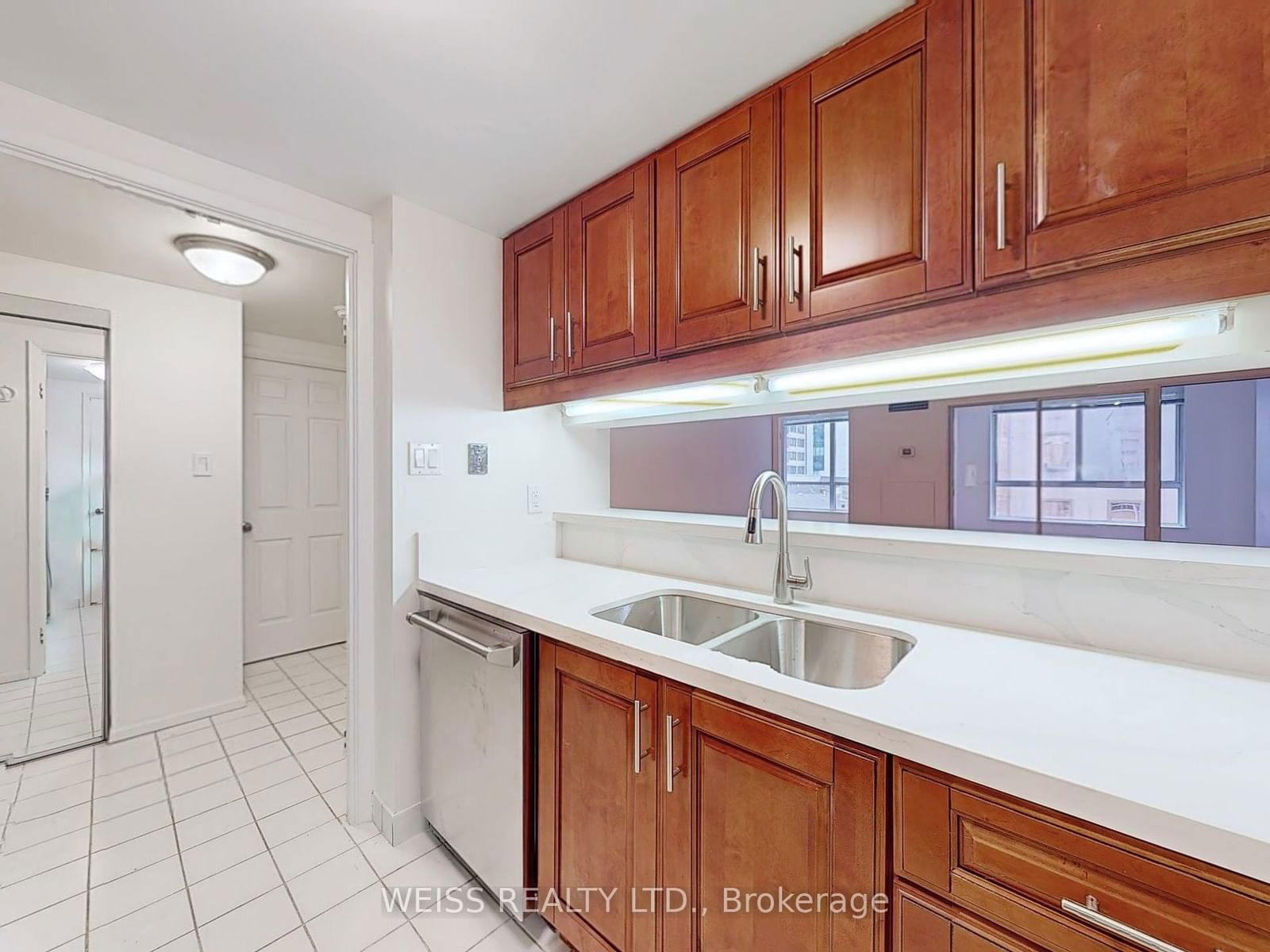 711 Bay St, unit 417 for rent