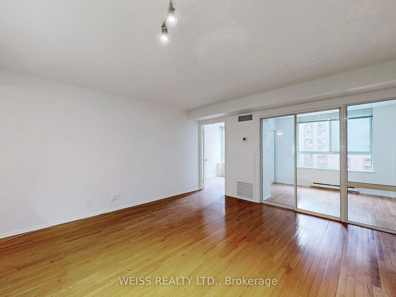 711 Bay St, unit 417 for rent