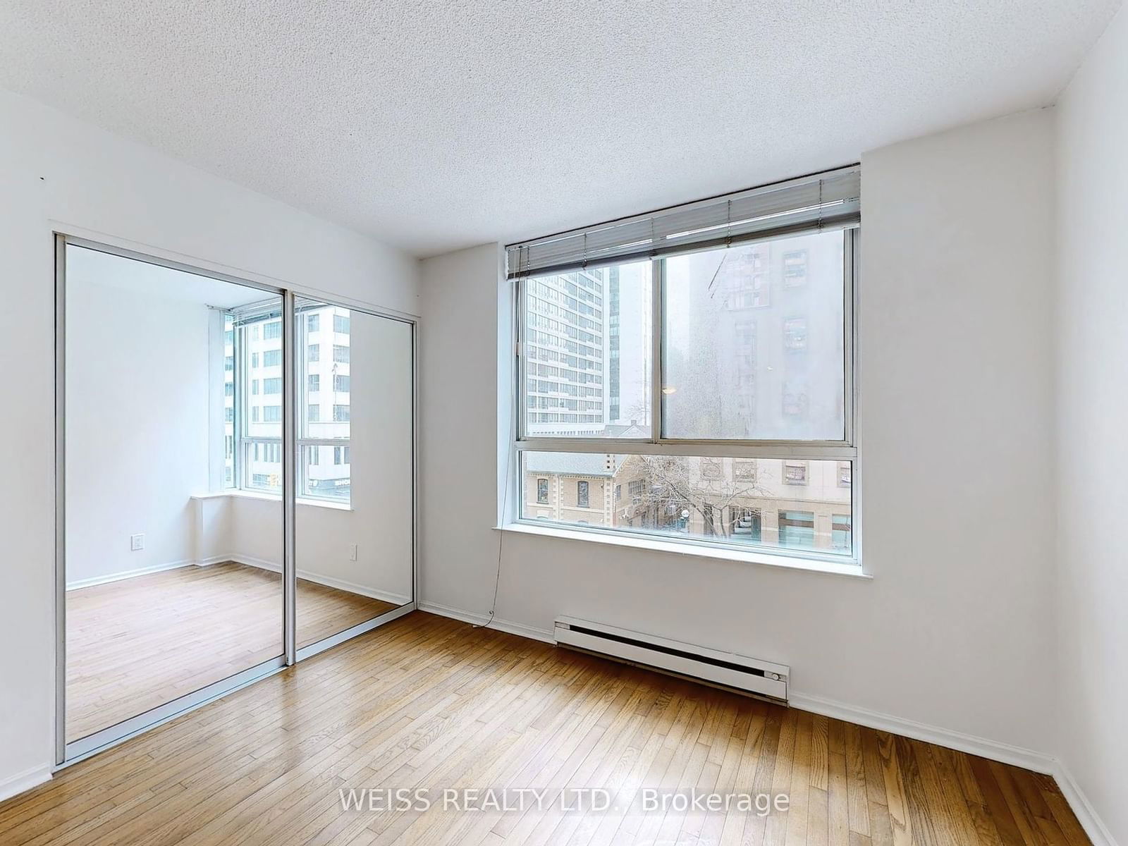 711 Bay St, unit 417 for rent