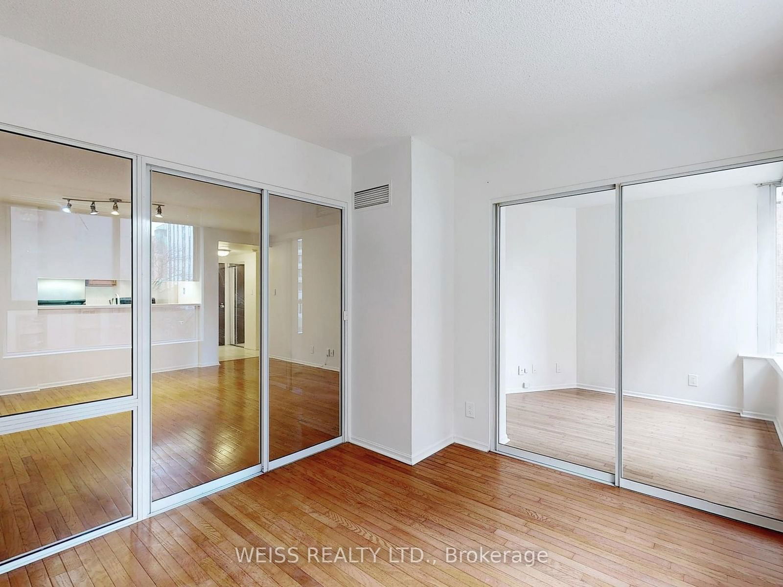 711 Bay St, unit 417 for rent