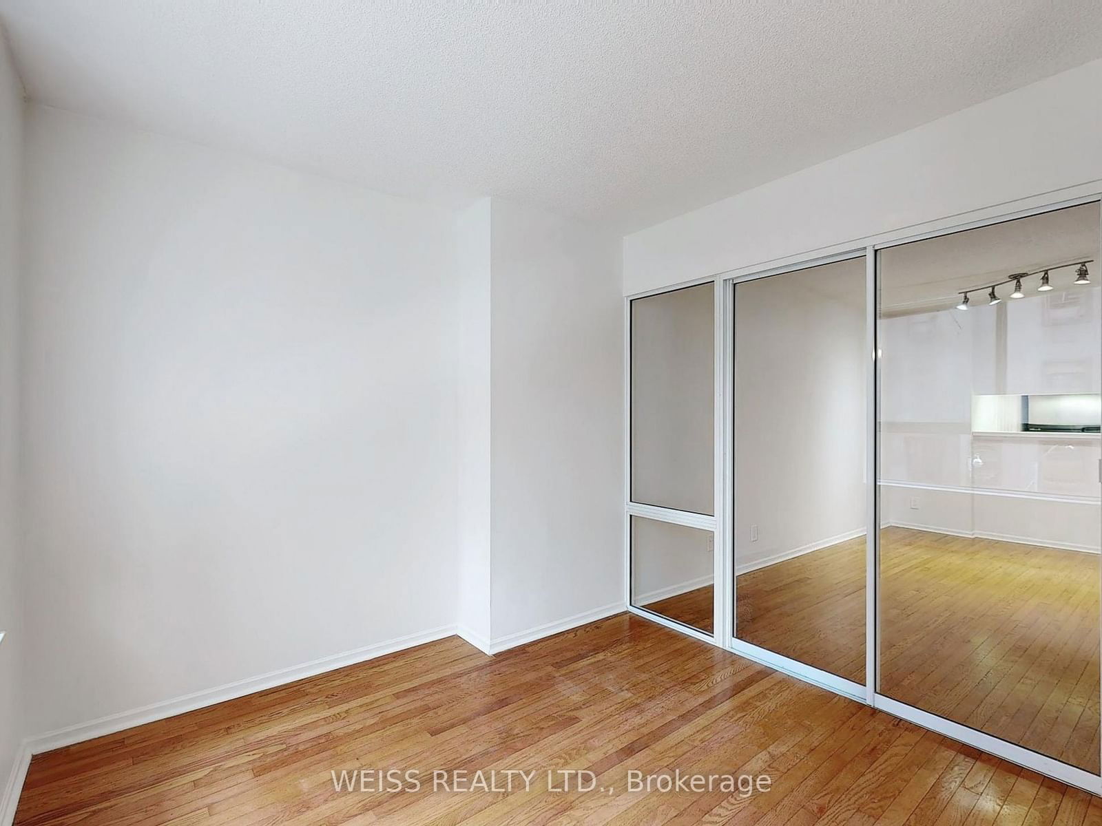 711 Bay St, unit 417 for rent