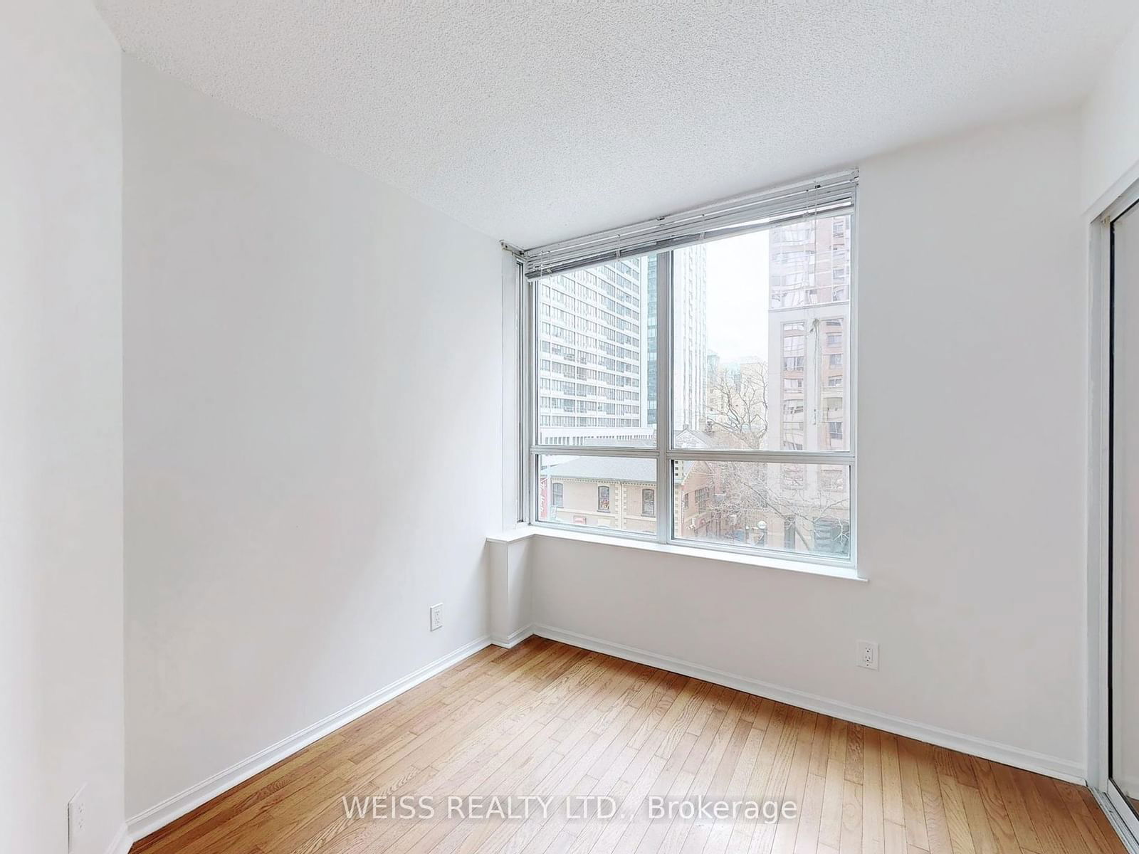 711 Bay St, unit 417 for rent