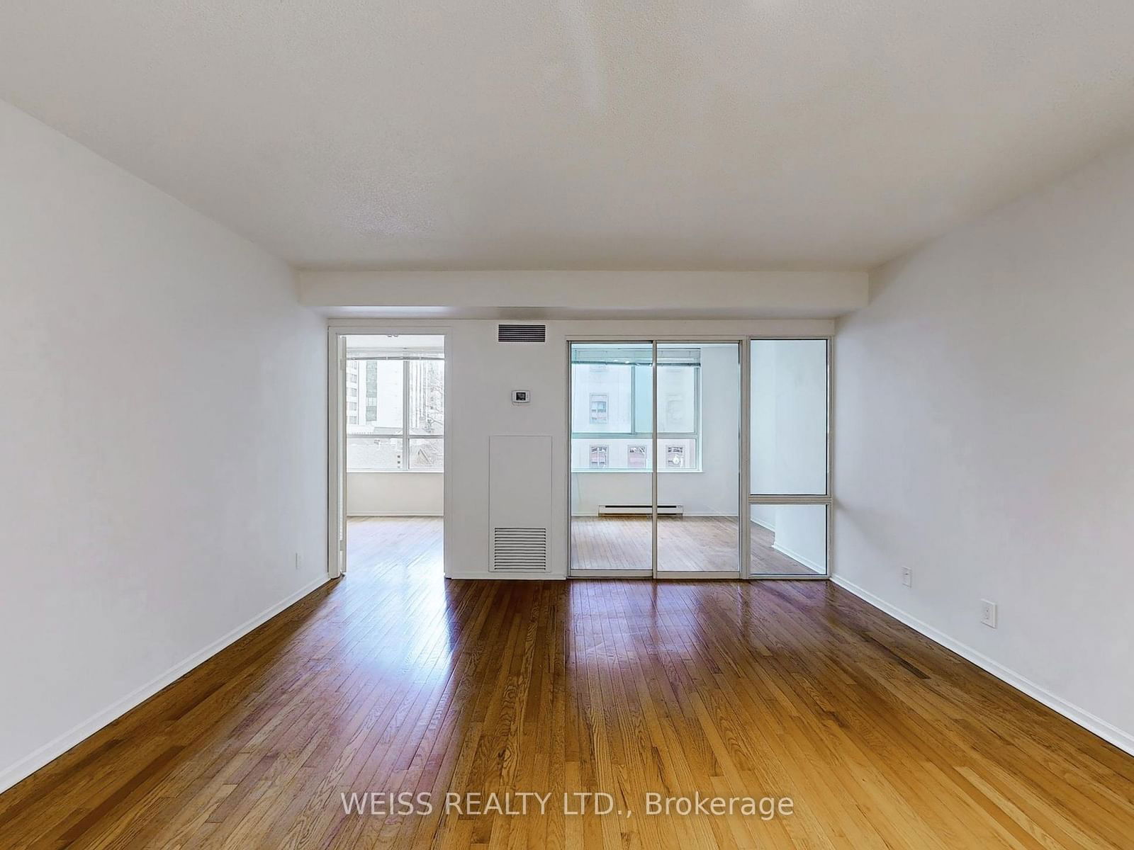 711 Bay St, unit 417 for rent