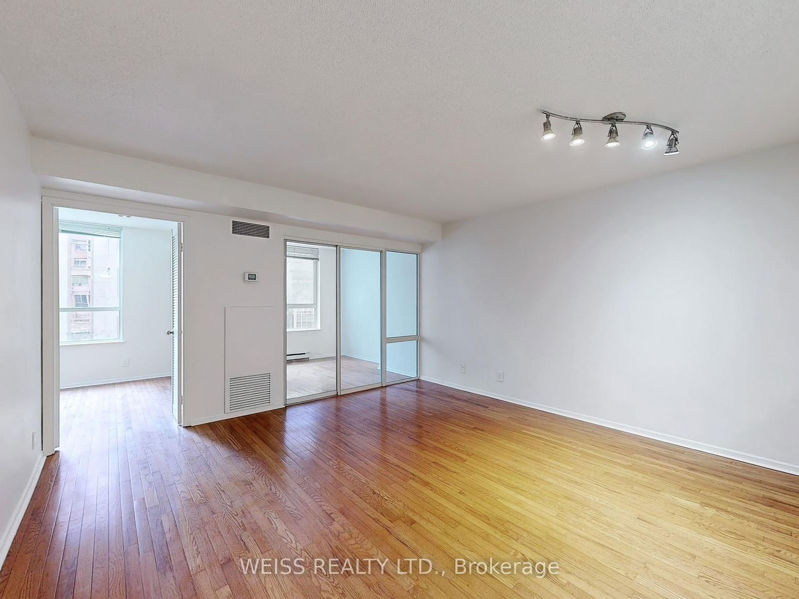 711 Bay St, unit 417 for rent