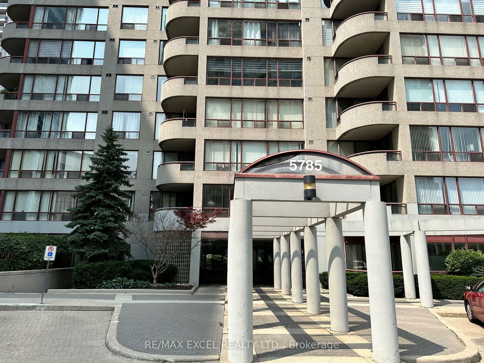 5785 Yonge St, unit 104 for rent