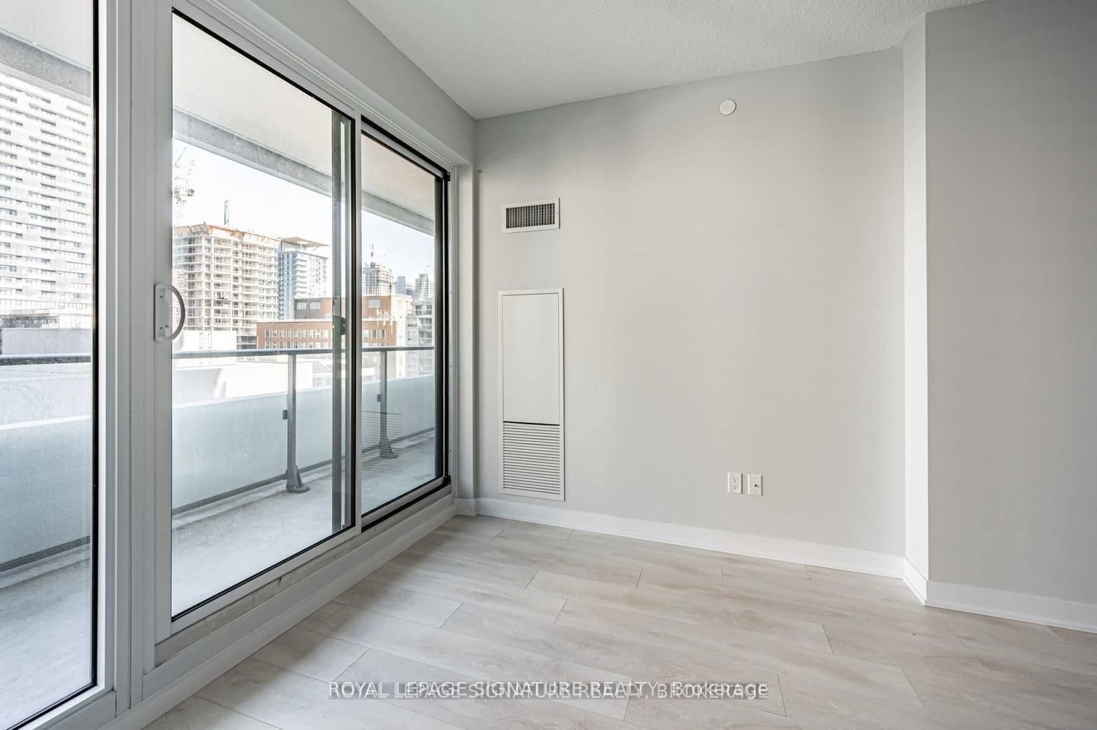 2221 Yonge St, unit 2710 for rent