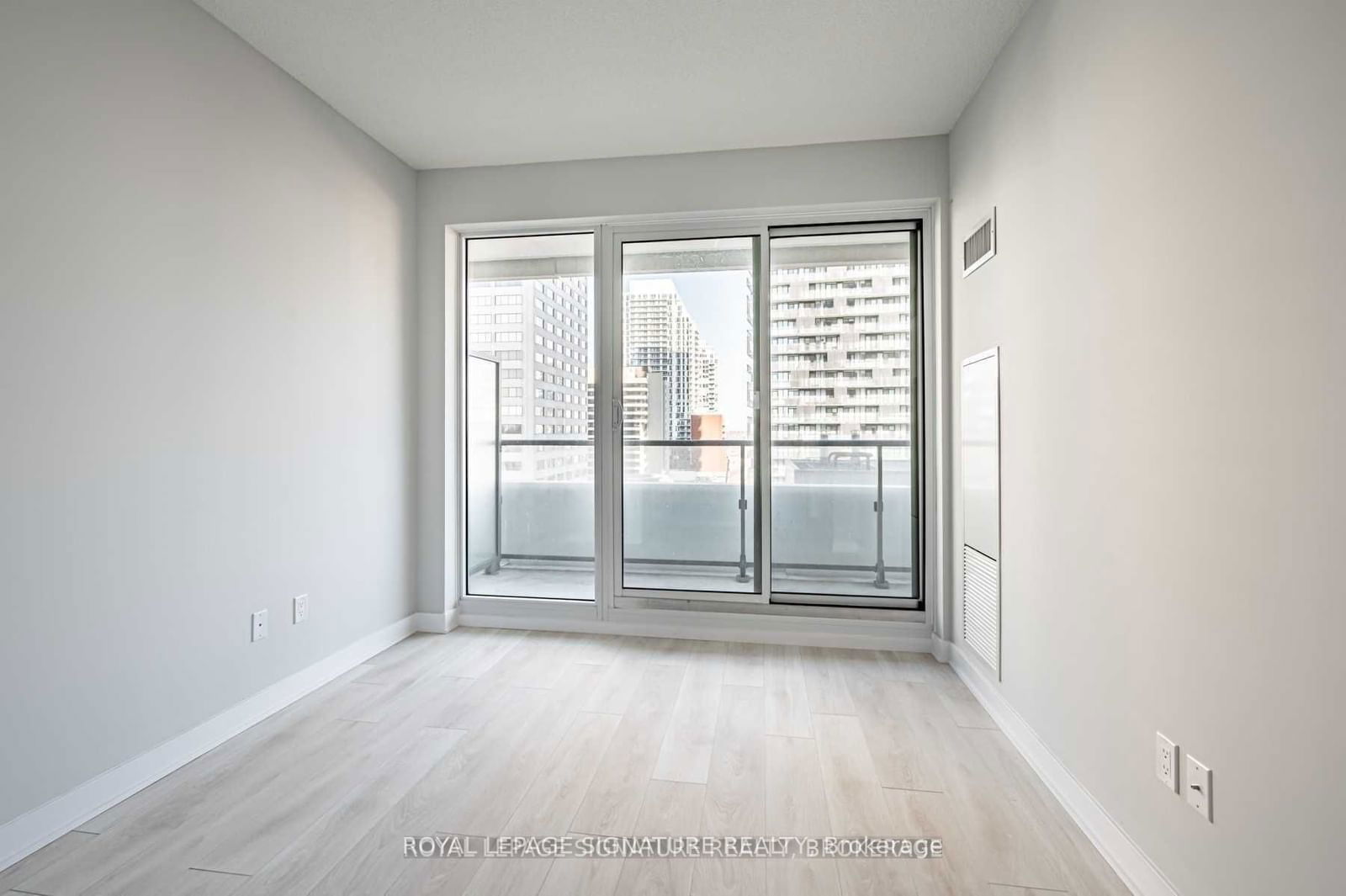 2221 Yonge St, unit 2710 for rent