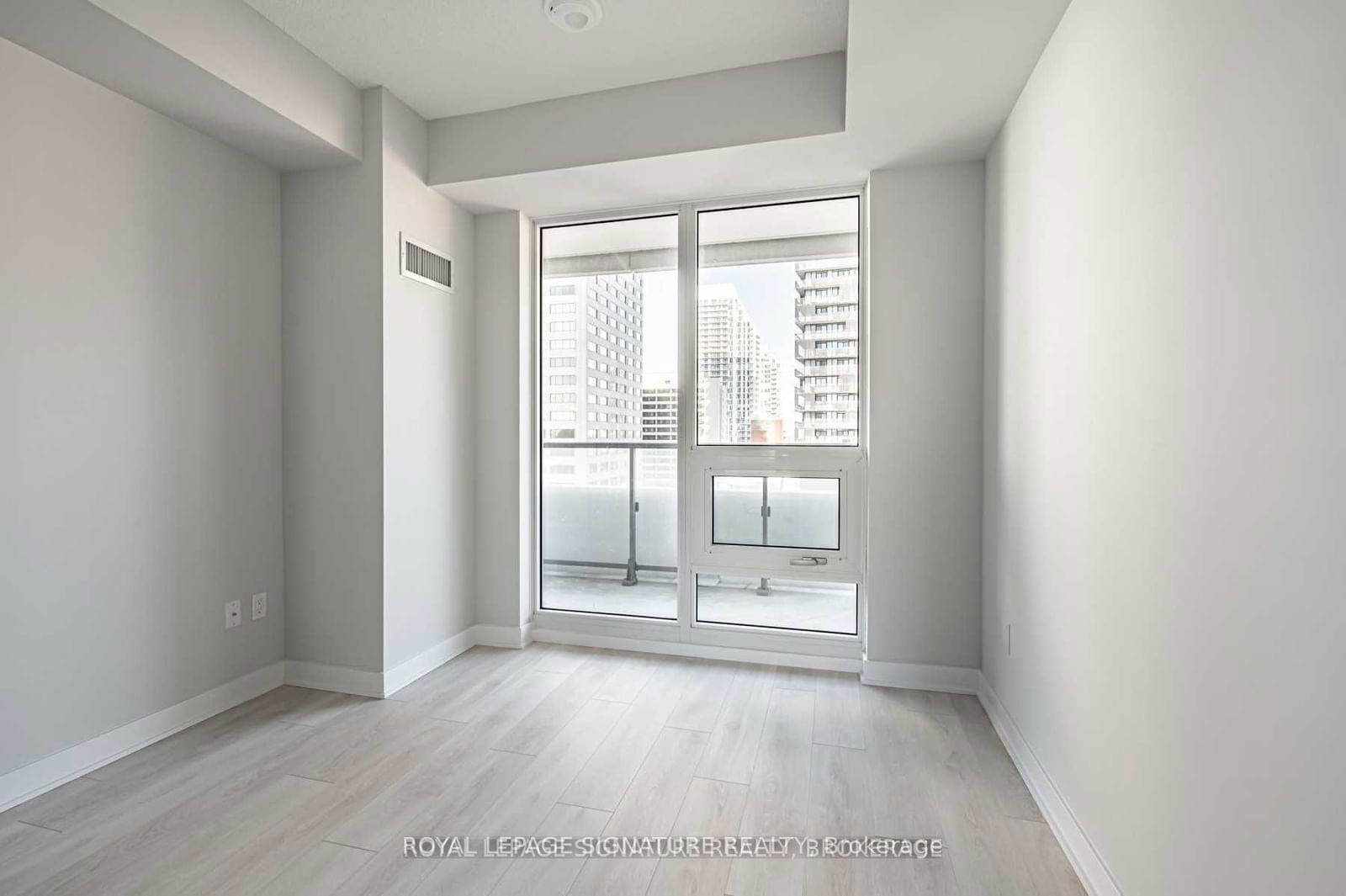 2221 Yonge St, unit 2710 for rent