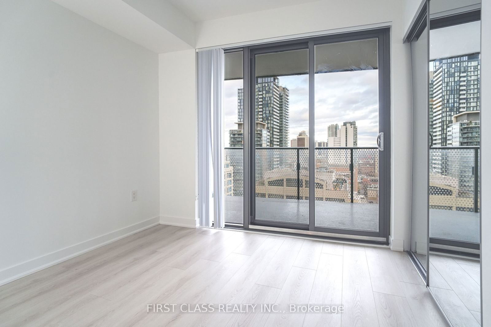 11 Wellesley St W, unit 1402 for sale