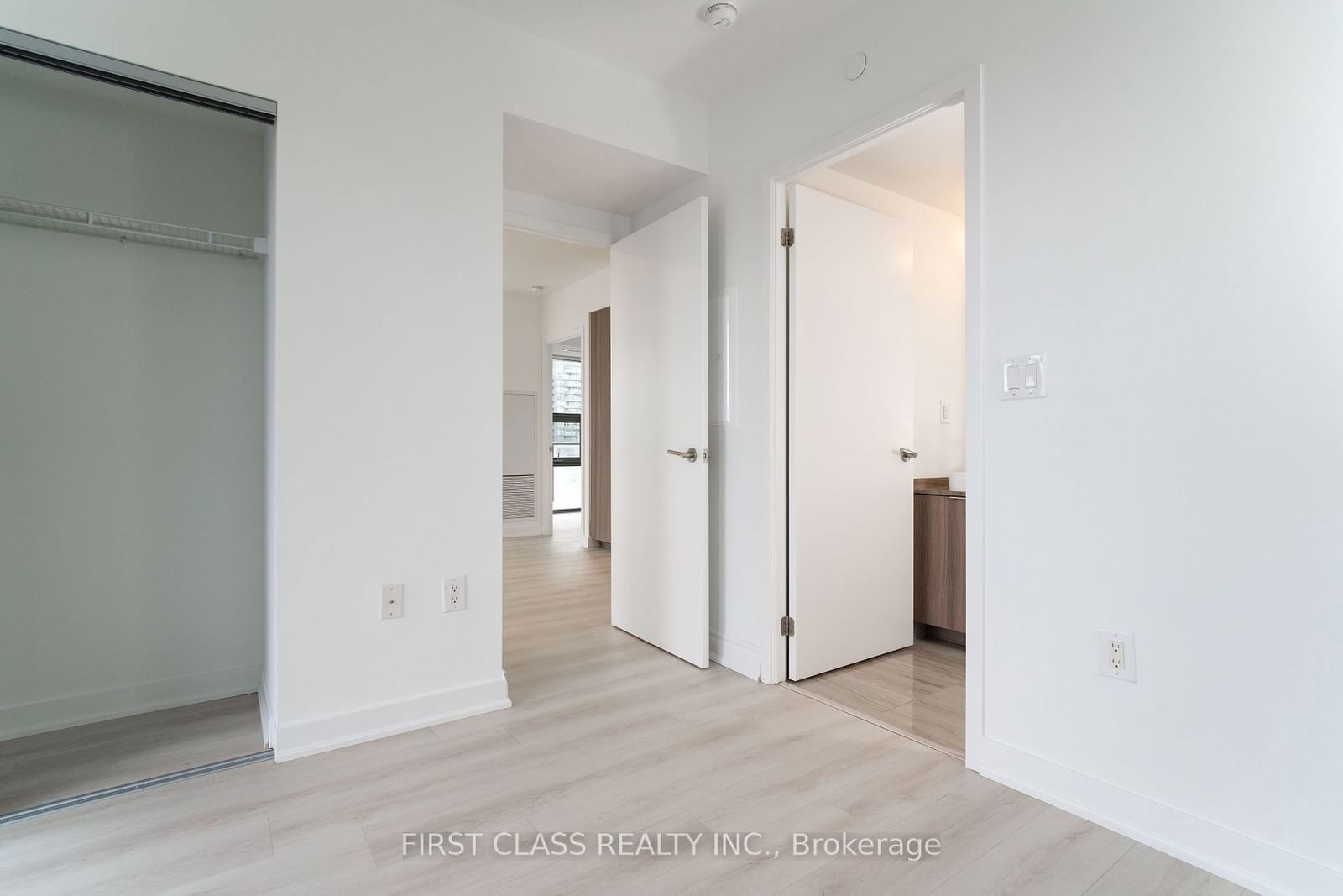 11 Wellesley St W, unit 1402 for sale