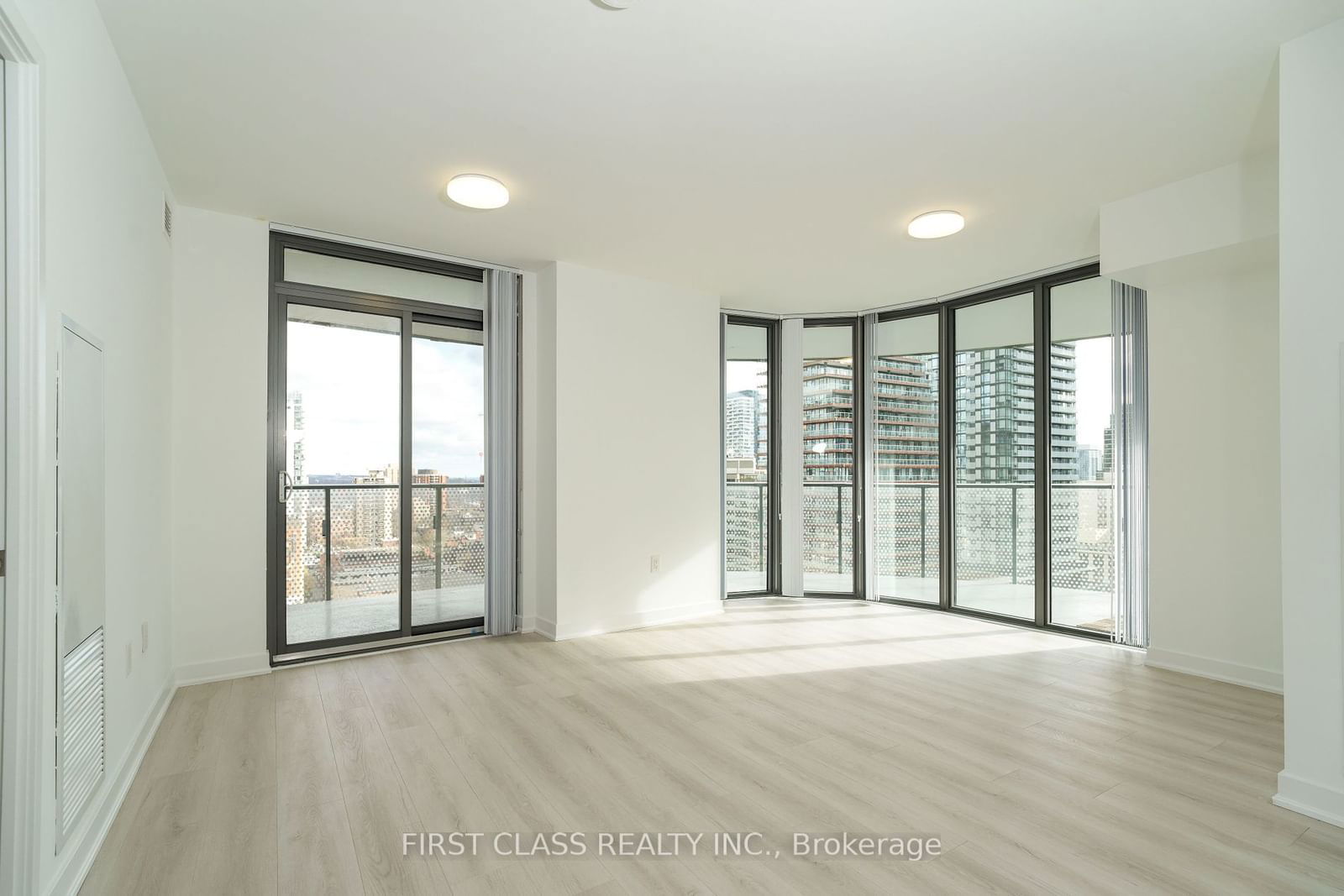 11 Wellesley St W, unit 1402 for sale