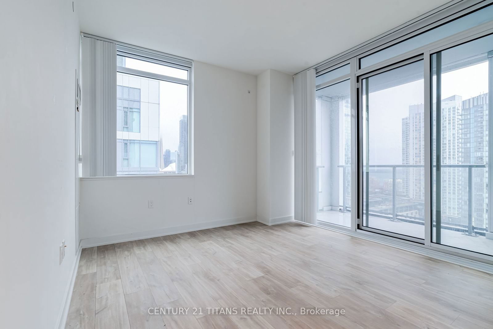 27 Bathurst St, unit 1702W for rent