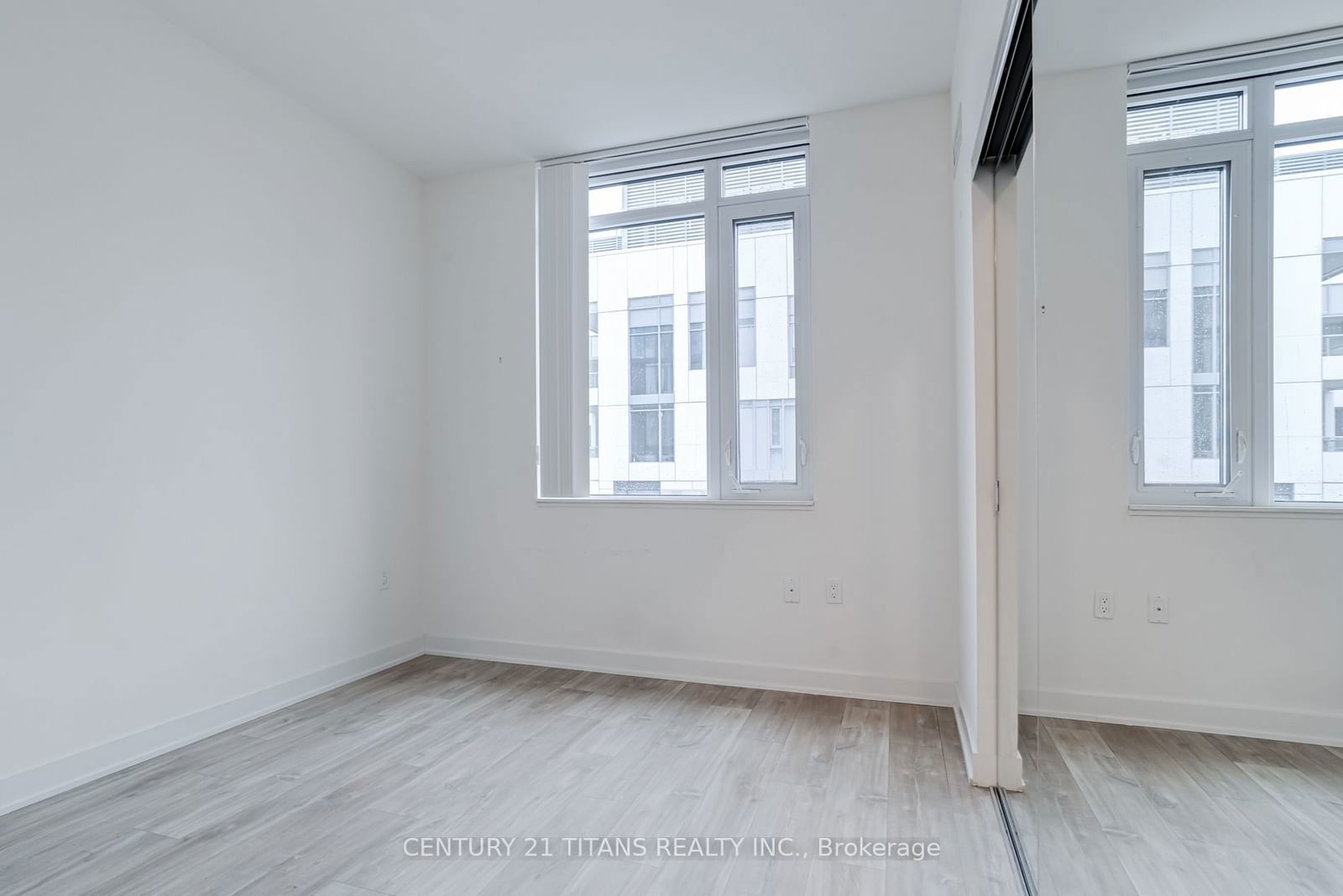 27 Bathurst St, unit 1702W for rent