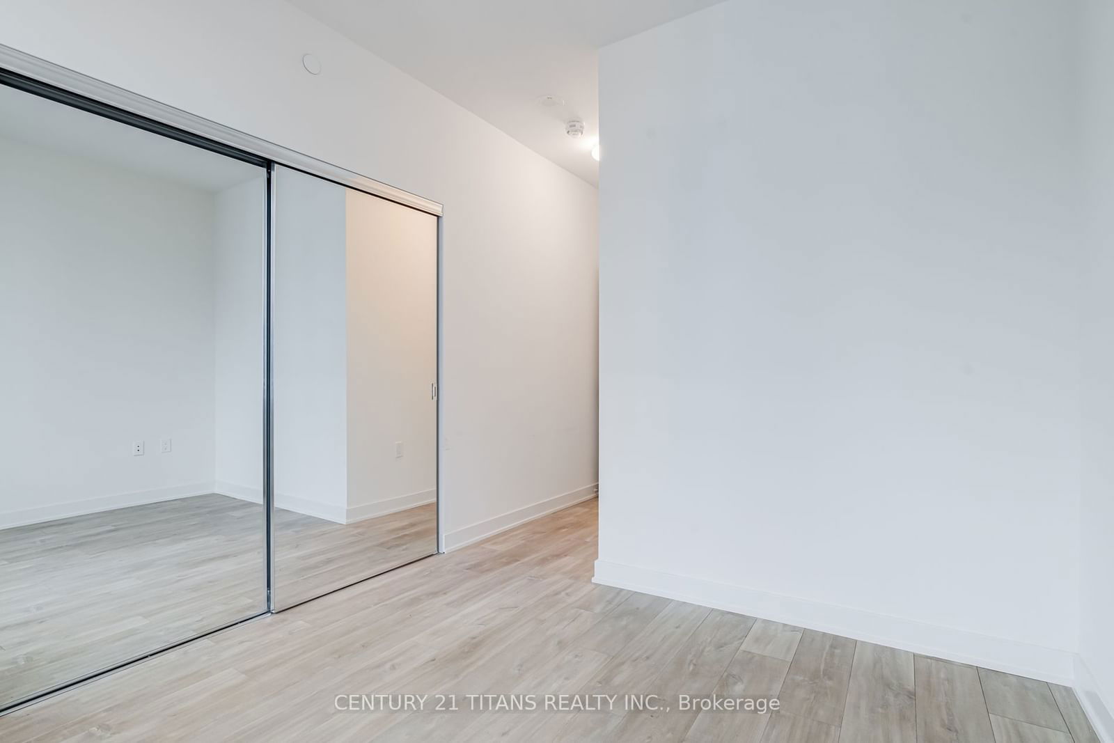 27 Bathurst St, unit 1702W for rent