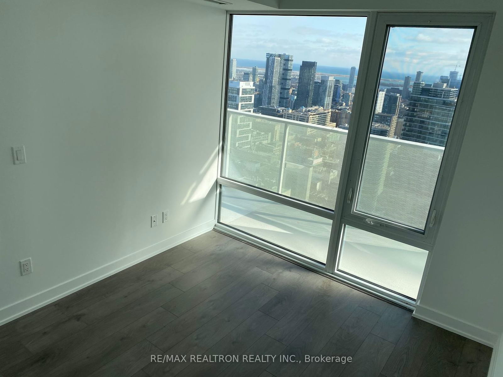 501 Yonge St, unit 4211 for rent