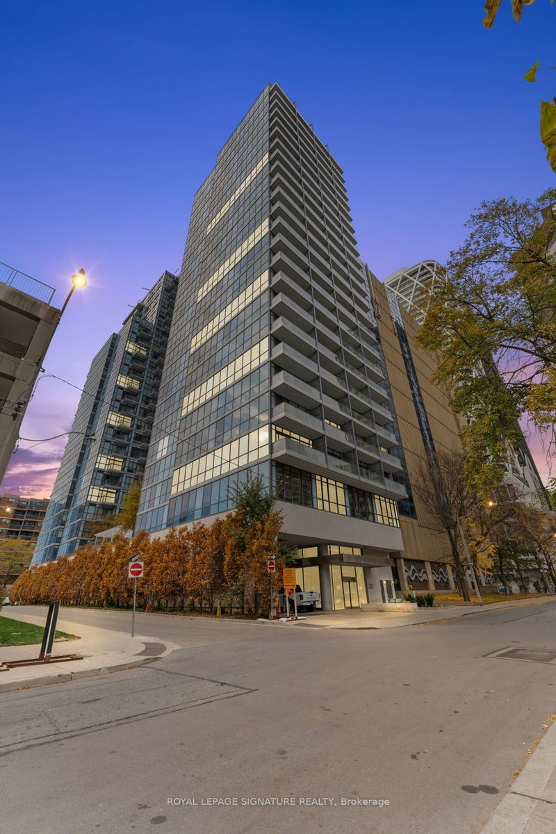 210 Simcoe St, unit 907 for rent