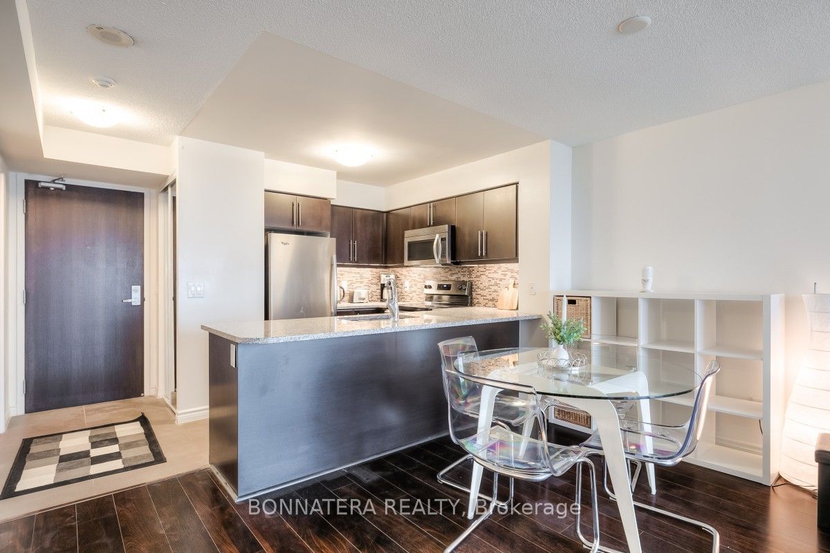 19 Grand Trunk Cres, unit 2812 for rent