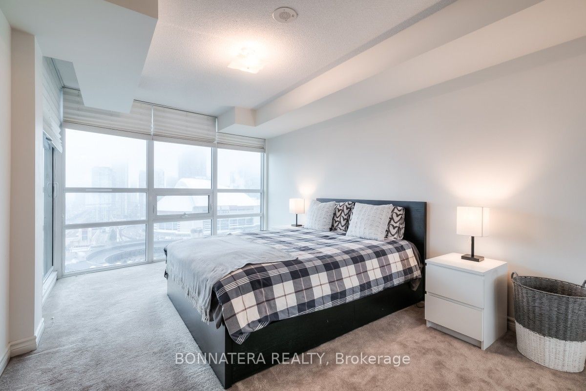 19 Grand Trunk Cres, unit 2812 for rent