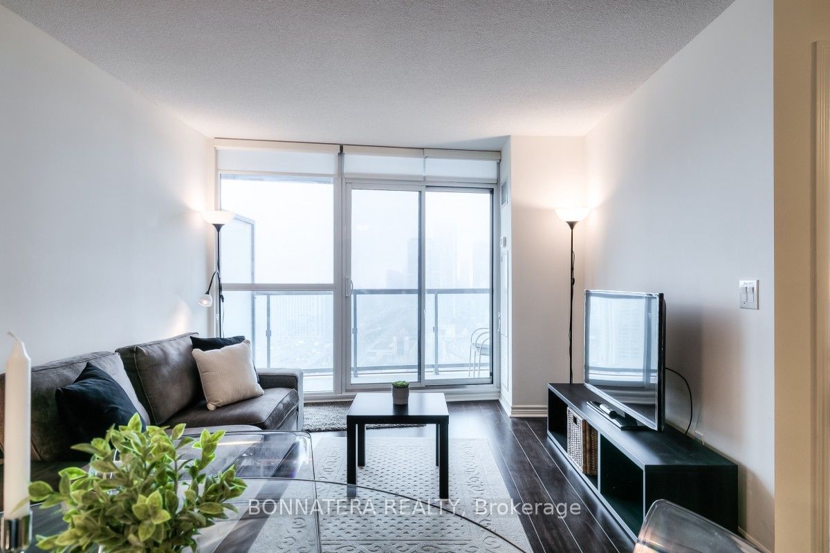 19 Grand Trunk Cres, unit 2812 for rent