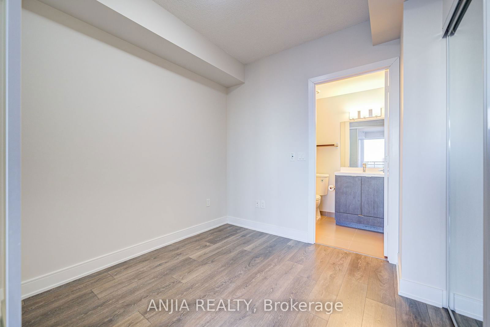 89 McGill St, unit 1306 for sale