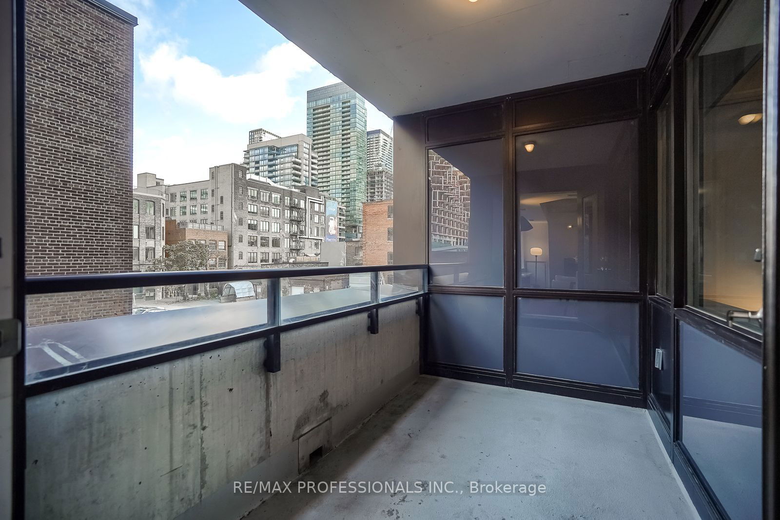 400 Wellington St W, unit 302 for rent