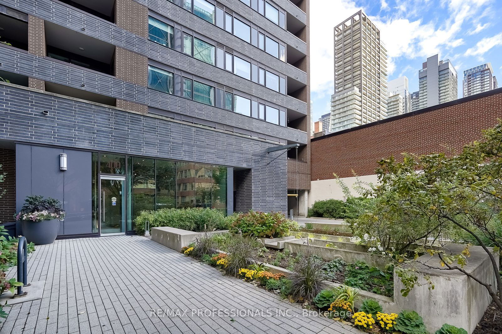 400 Wellington St W, unit 302 for rent