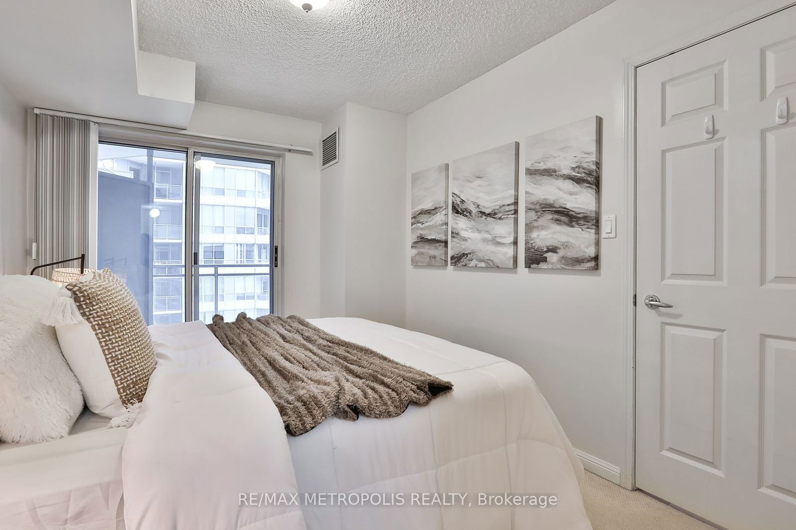 230 Queens Quay W, unit 820 for sale