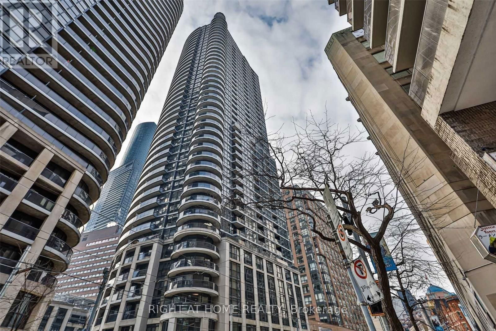 21 Carlton St, unit 1501 for rent