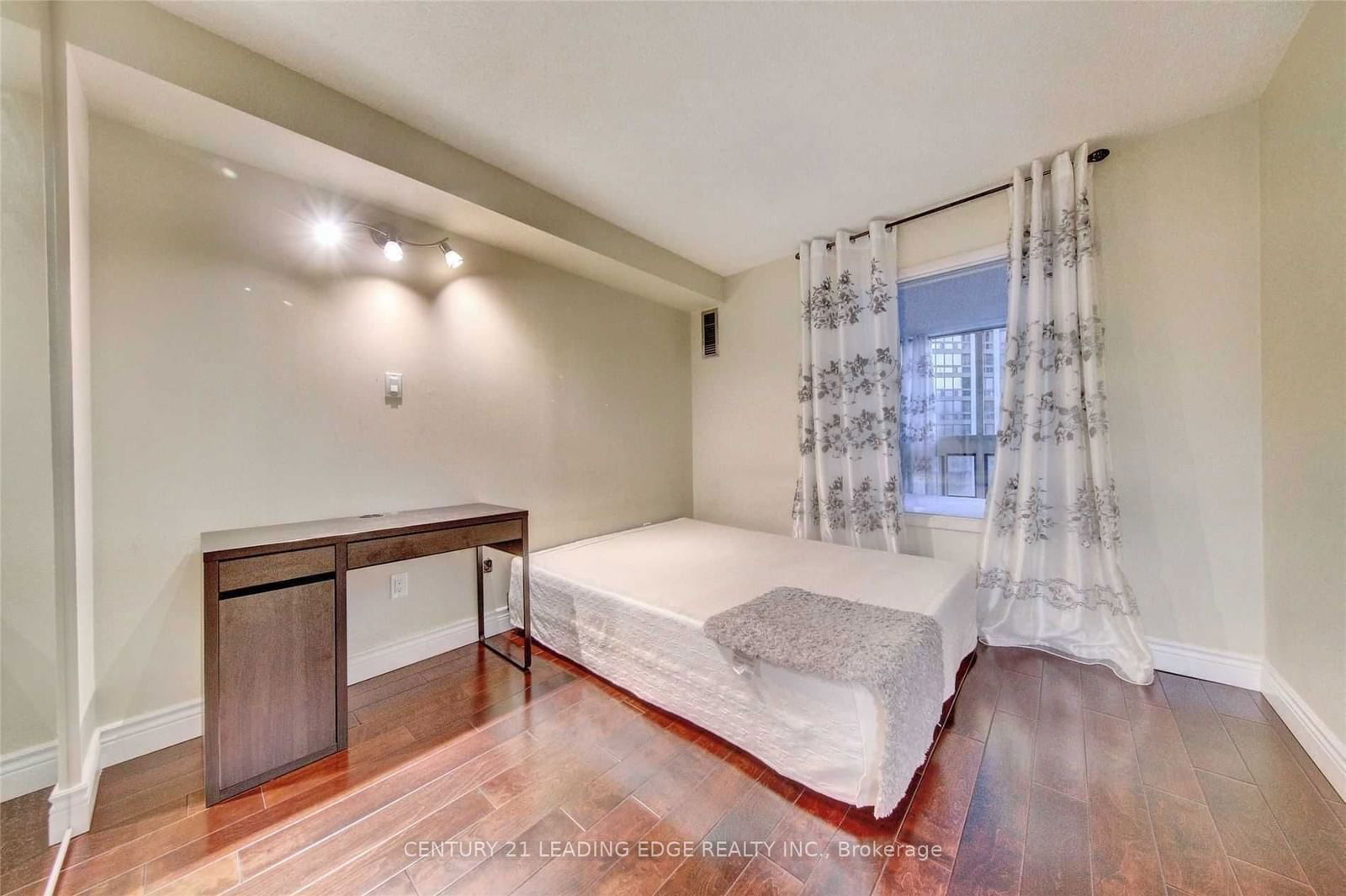 5 Kenneth Ave, unit 705 for rent