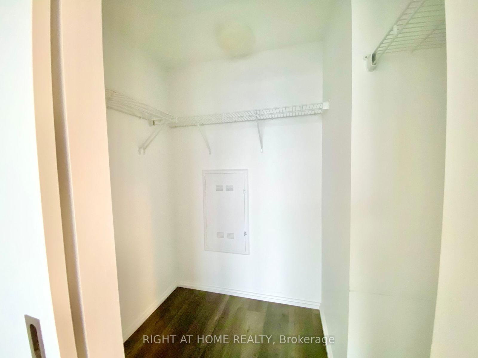 197 Yonge St, unit 07 for rent