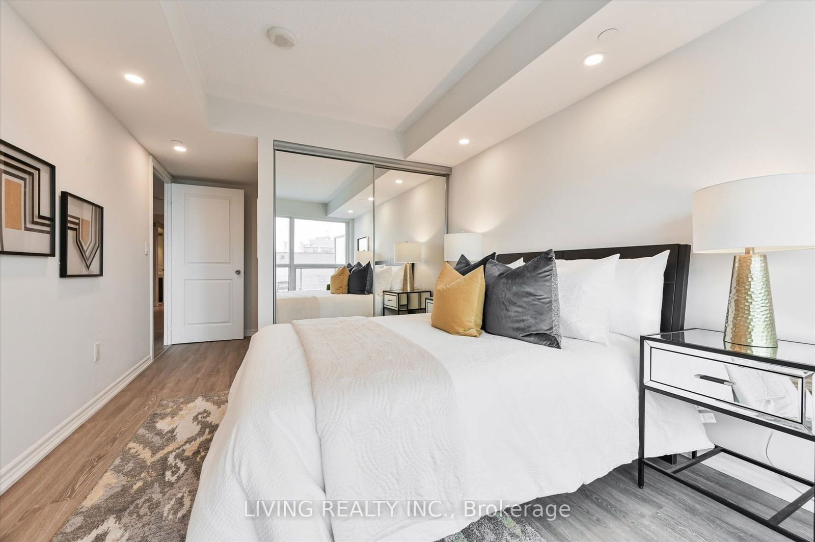 386 Yonge St, unit 2203 for rent