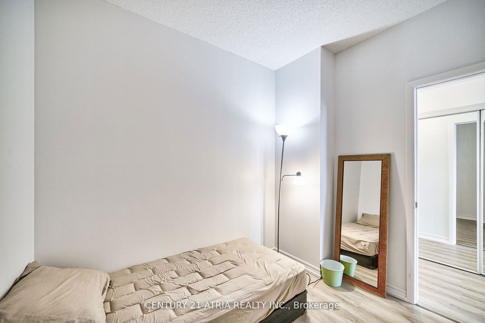 832 Bay St, unit 3802 for rent