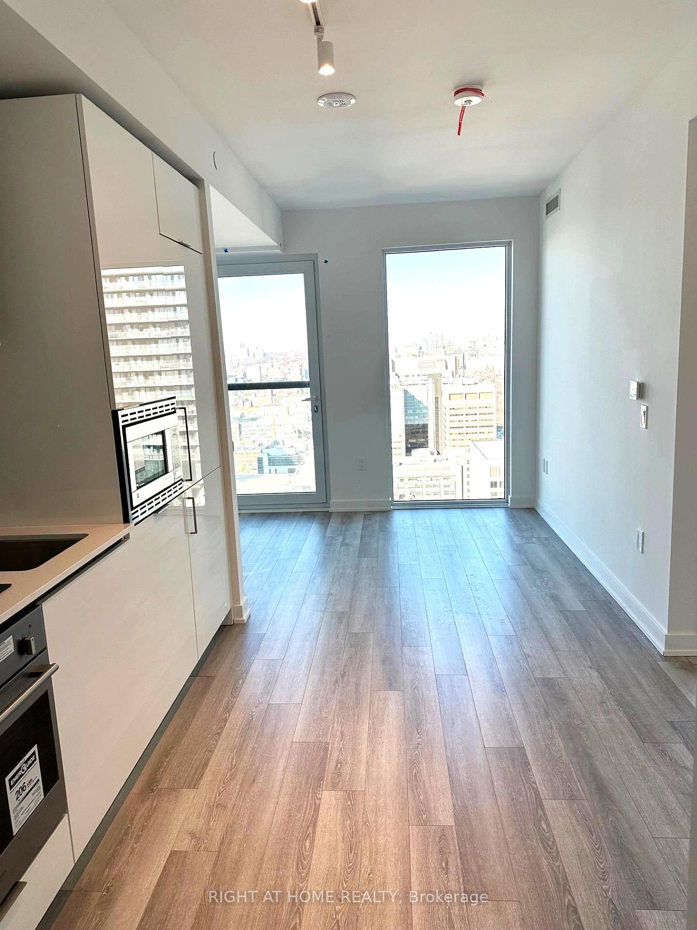 238 Simcoe St, unit 3502 for rent