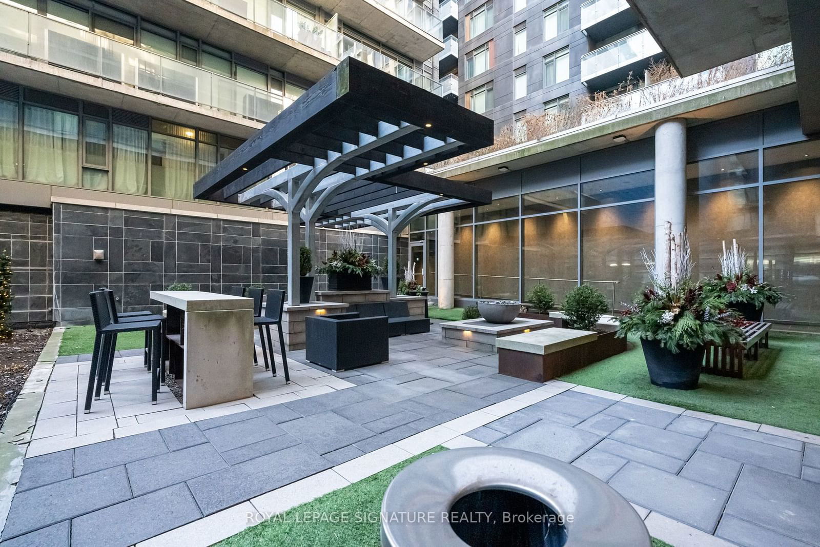 95 Bathurst St, unit 817 for rent