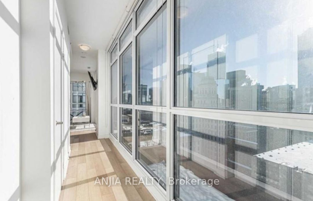 210 Simcoe St, unit 2102 for rent