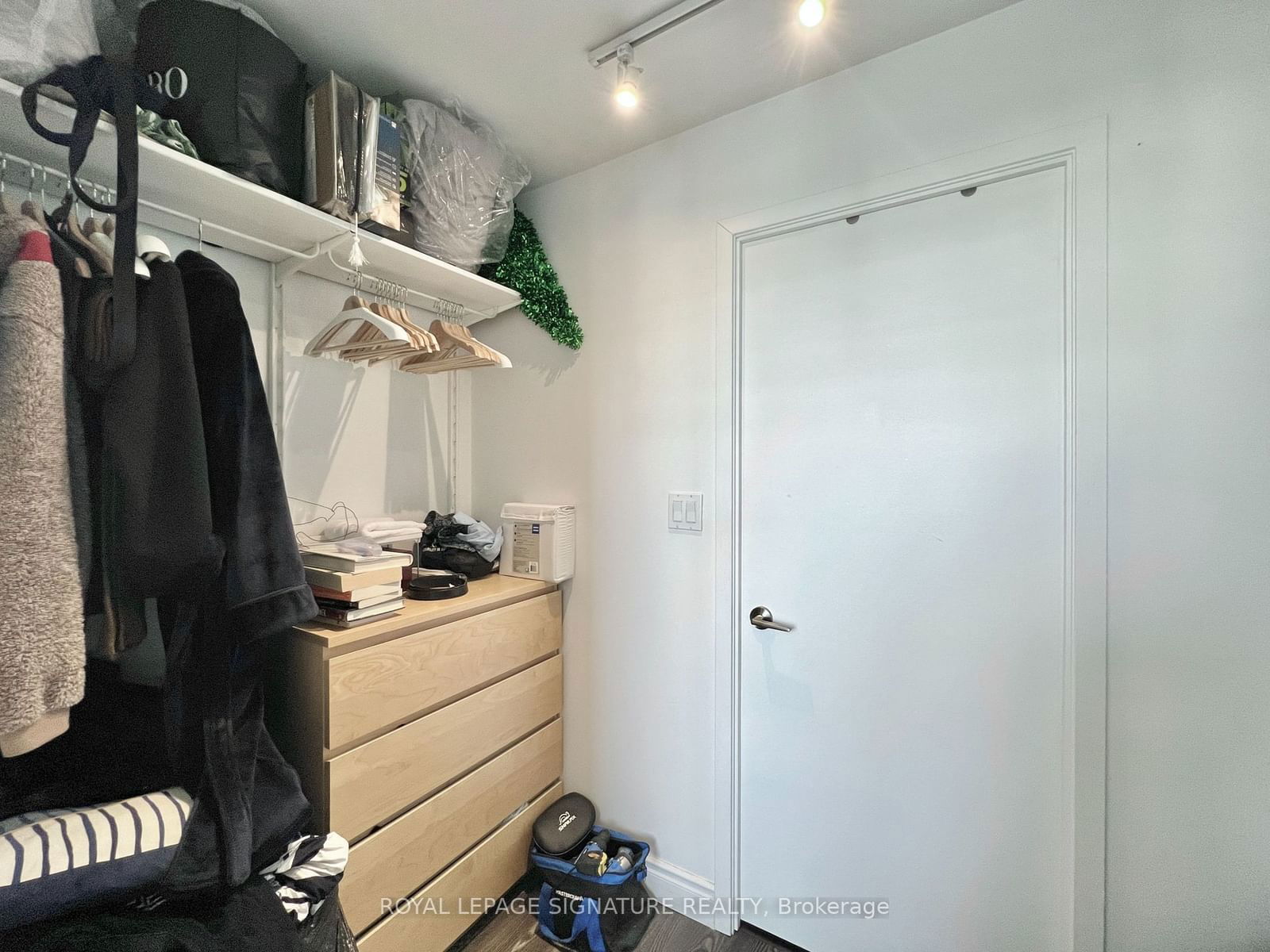 126 Simcoe St, unit 2705 for rent