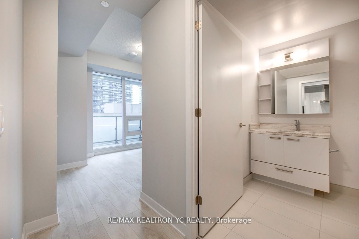 2221 Yonge St, unit 1010 for rent