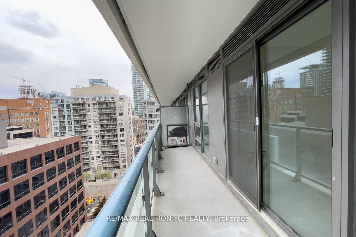 2221 Yonge St, unit 1010 for rent