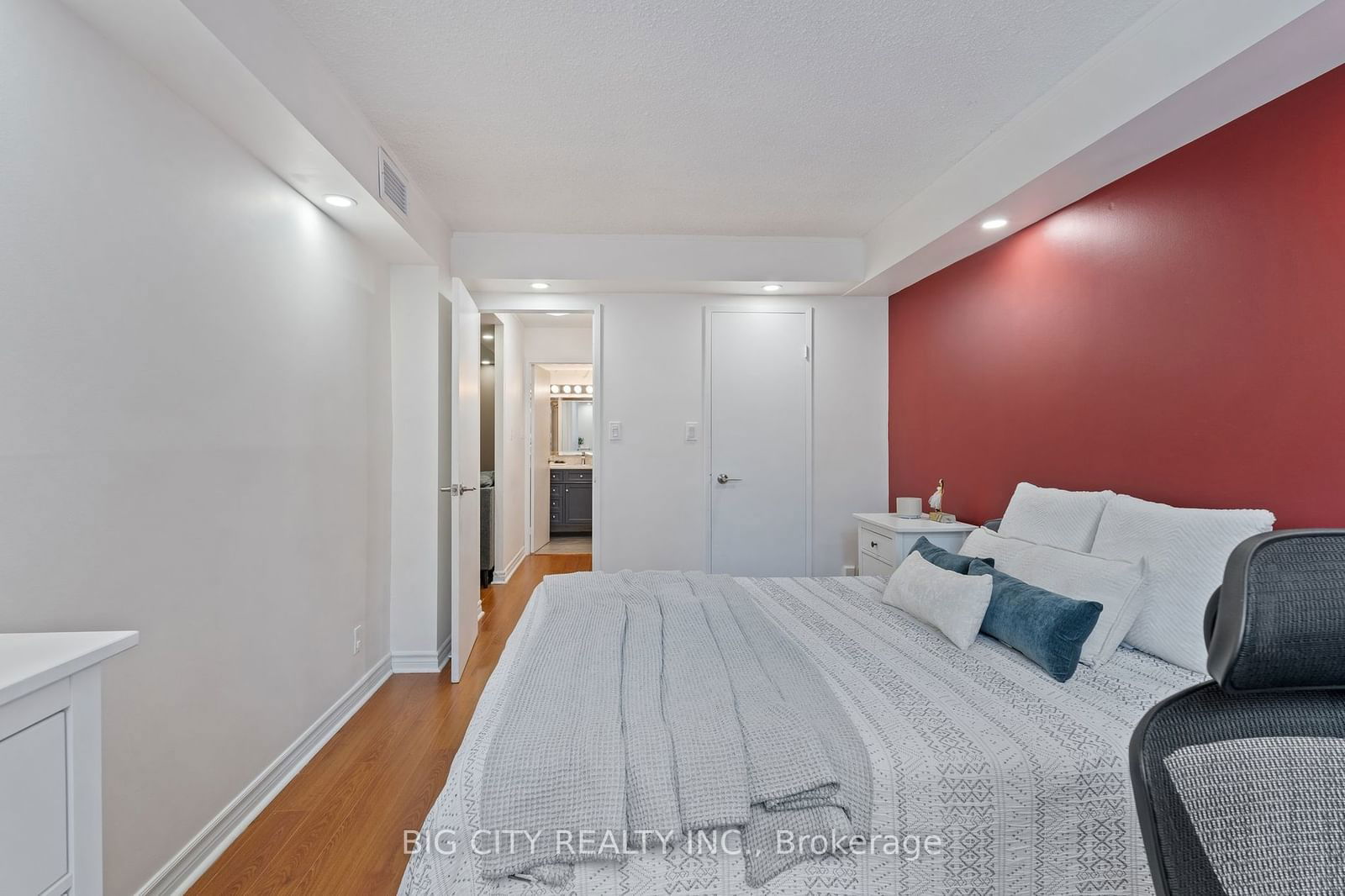 633 Bay St, unit 721 for sale