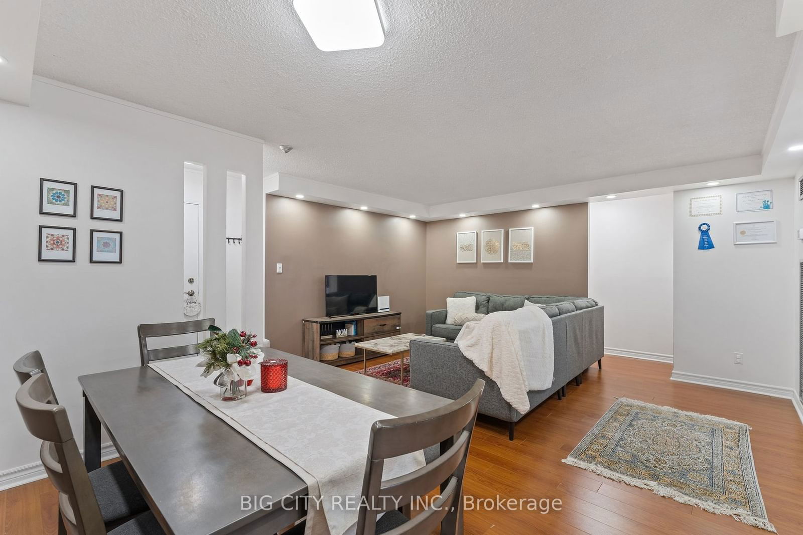 633 Bay St, unit 721 for sale