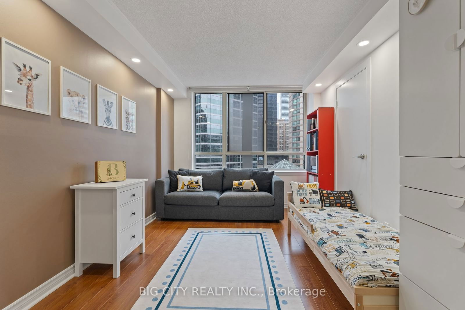 633 Bay St, unit 721 for sale