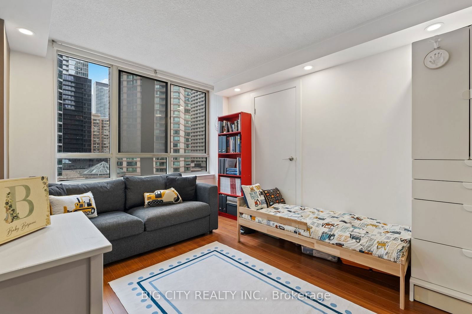 633 Bay St, unit 721 for sale