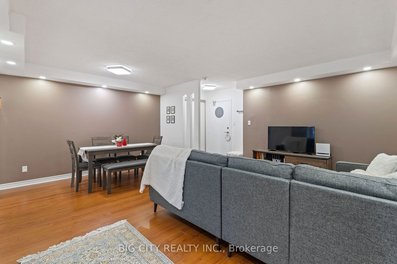 633 Bay St, unit 721 for sale