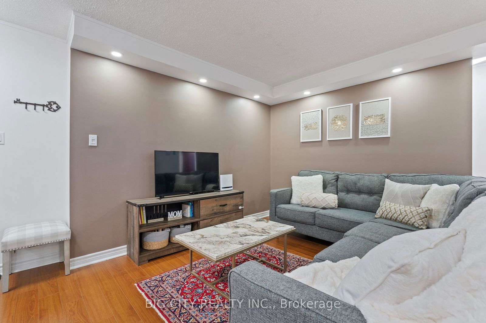 633 Bay St, unit 721 for sale