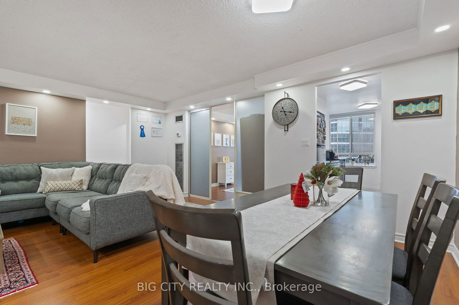 633 Bay St, unit 721 for sale