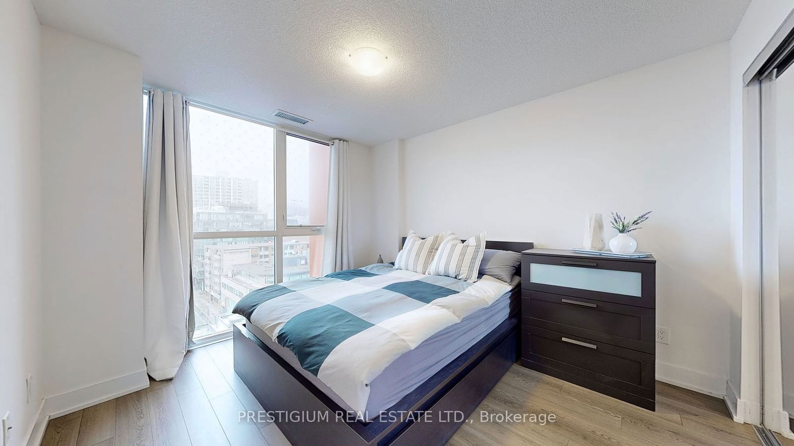 318 Richmond St W, unit 905 for sale