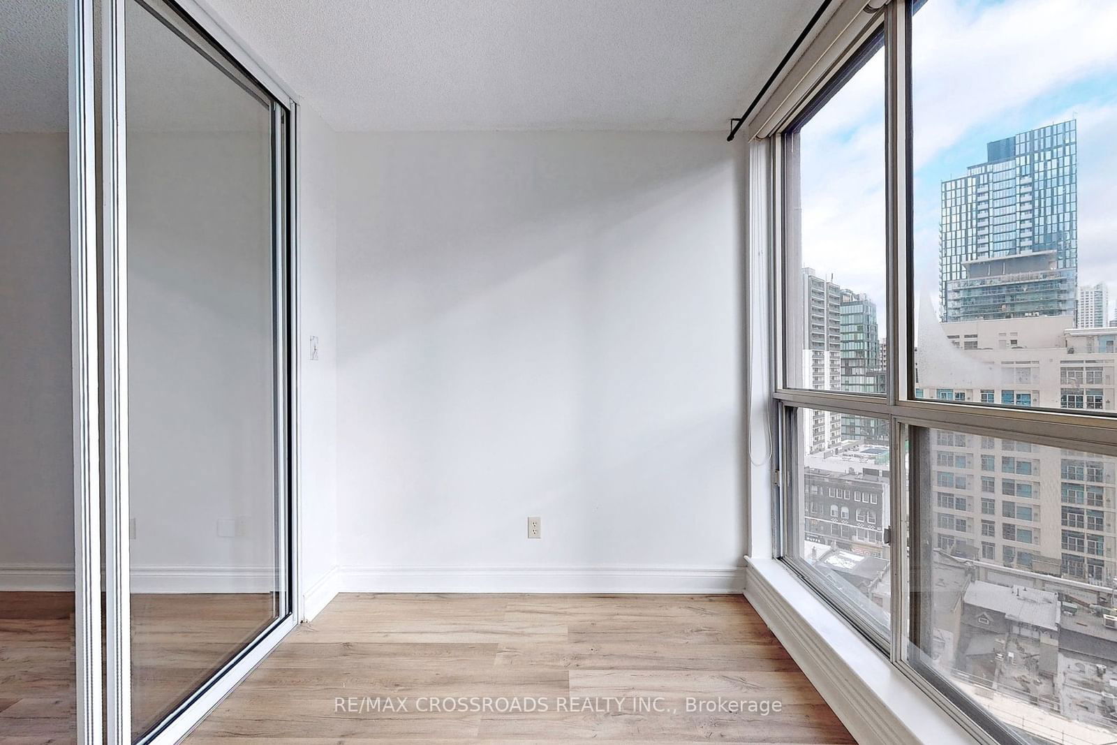 24 Wellesley St W, unit 1412 for rent