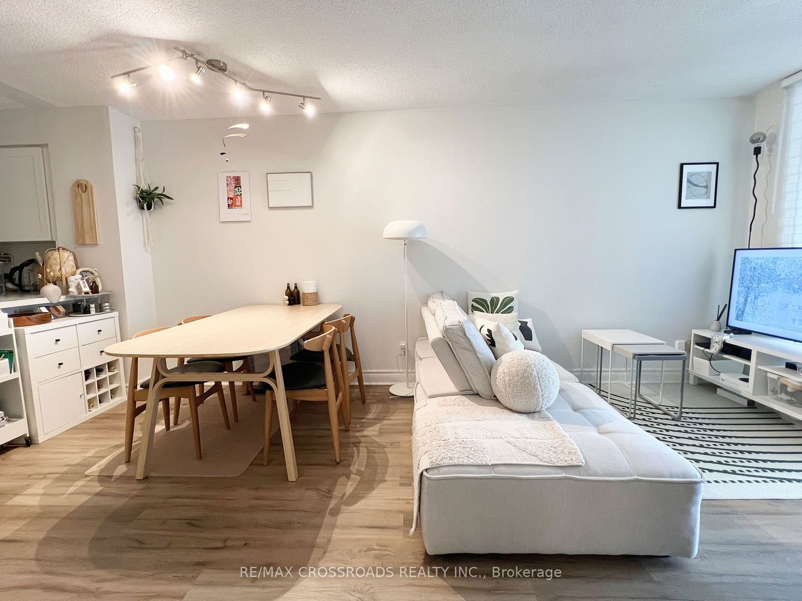 24 Wellesley St W, unit 1412 for rent