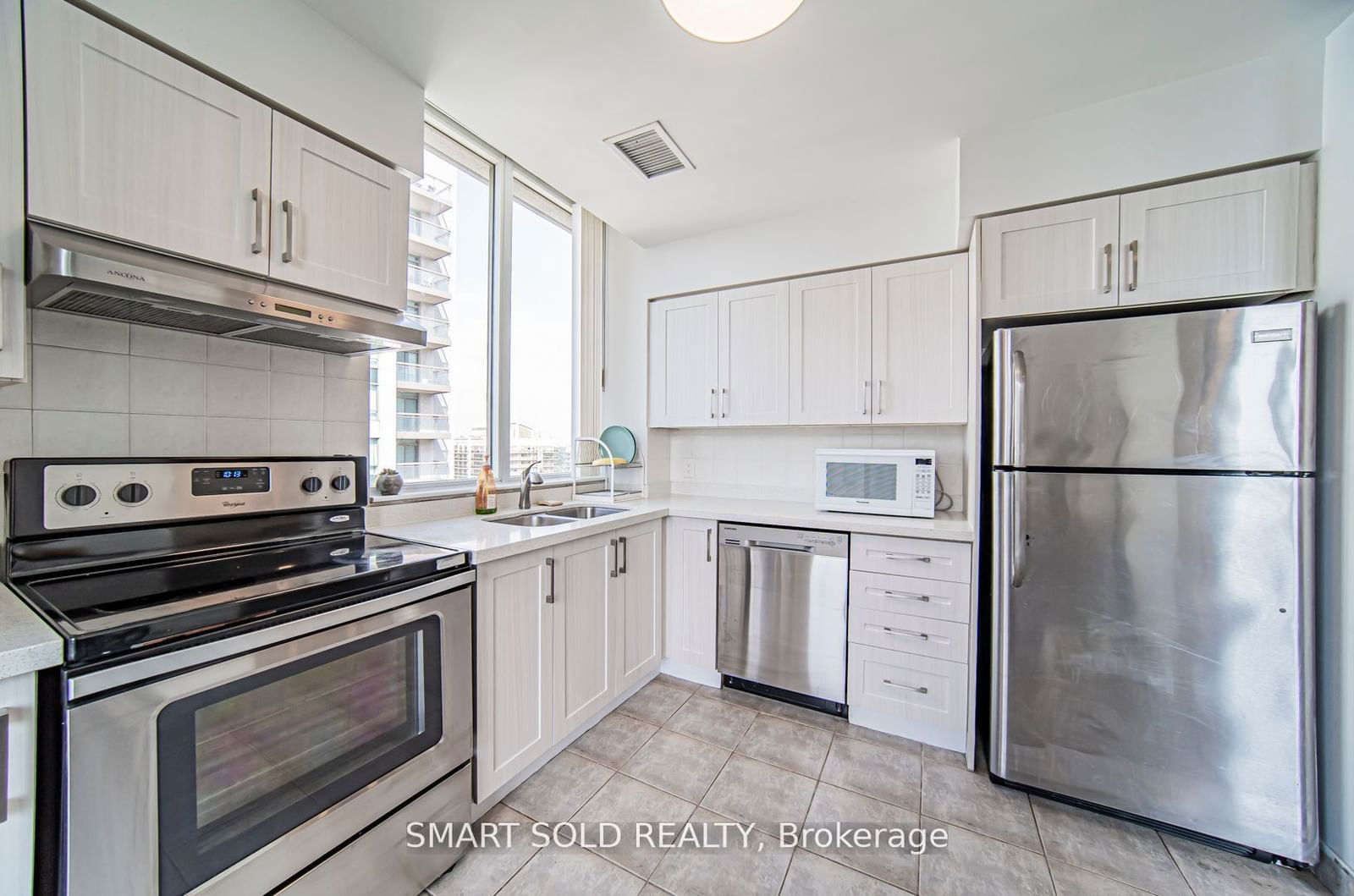 256 Doris Ave, unit PH210 for sale